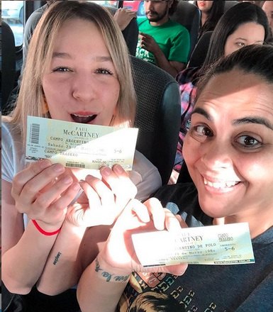 Felices, Micaela y la ganadora de Montecarlo FM, con sus entradas en mano, a horas de disfrutar del concierto de Paul McCartney.
