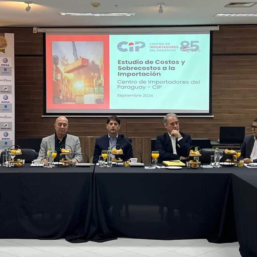 Ivan Dumot (centro), presidente del Centro de Importadores del Paraguay (CIP), durante la presentación del "Estudios de Costos y Sobrecostos a la Importación en coincidencia con el 85 aniversario del gremio, en setiembre pasado.