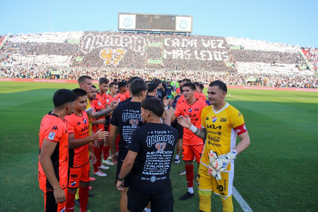 Las felicitaciones del plantel de Nacional al campeón con el mosaico de fondo.