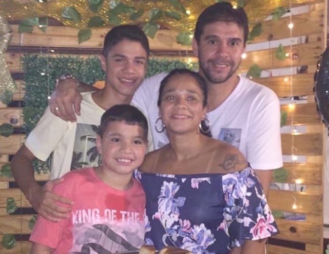 Daniel en compañía de su señora e hijos.