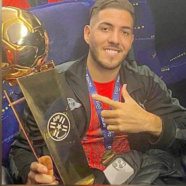 Con el trofeo de campeón del torneo Apertura 2021.