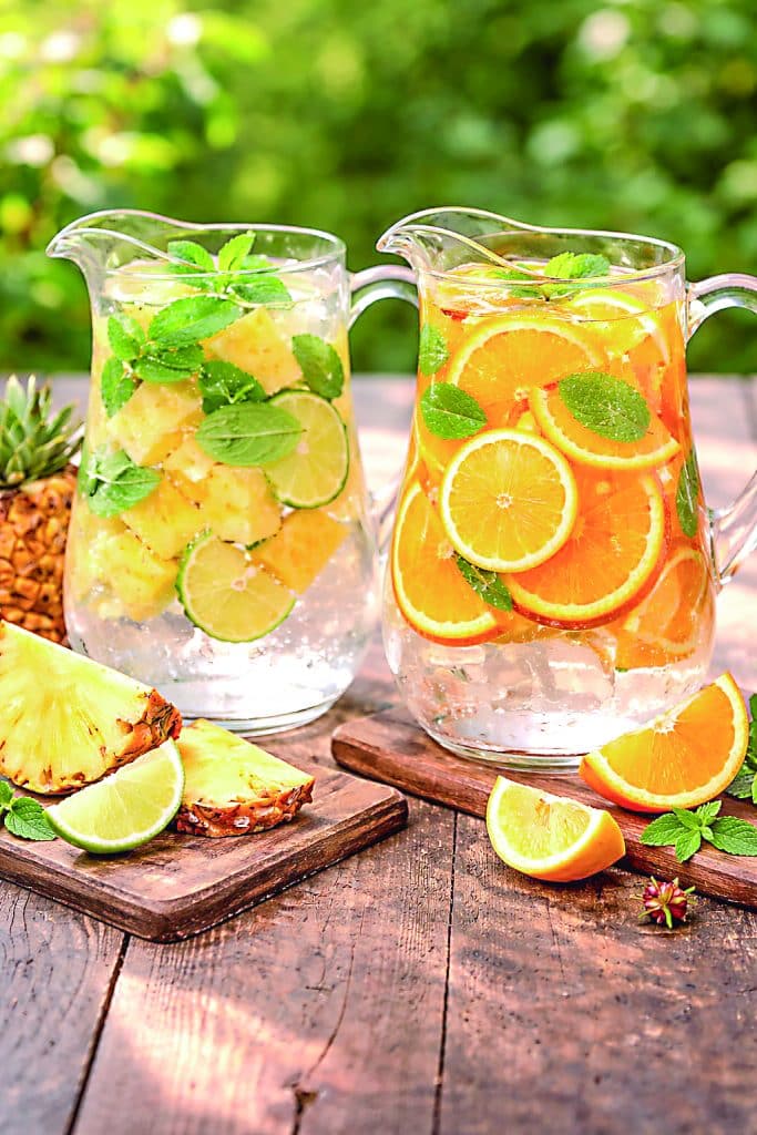 Aguas saborizadas con piña o naranjas.