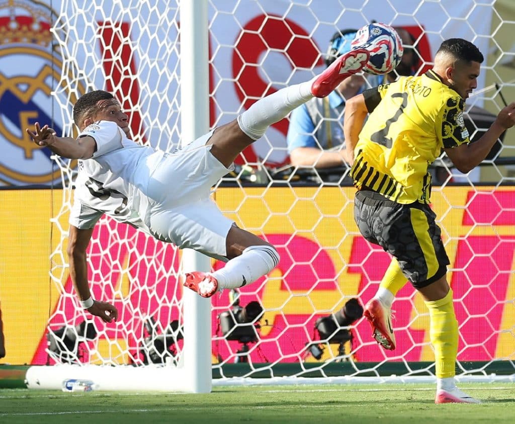 Momento exacto donde Mbappé conecta el balón para anotar el tercer gol de Real Madrid.