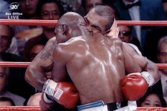 Esta es la recordada escena que se dio hace 25 años. Tyson arrancaba una parte de la oreja de Holyfield para luego escupirlo.
