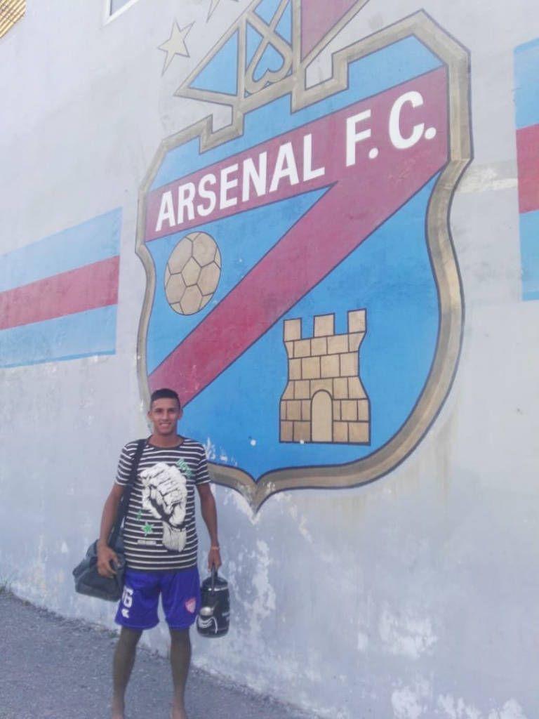 Júnior FernandoRolón Cantero frente a la sede del club Arsenal