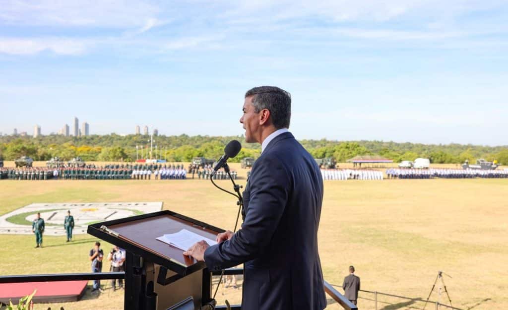 El presidente Santiago Peña durante la ceremonia de egreso.