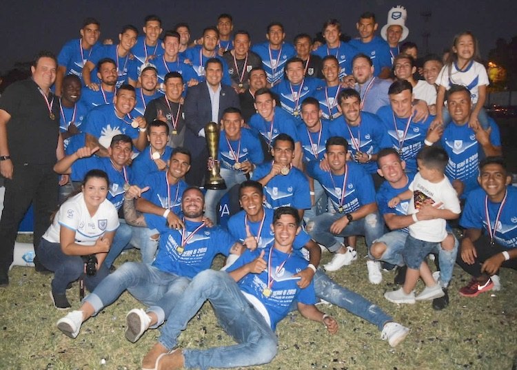 Rojas junto a sus compañeros de Ameliano en la celebración del ascenso a la Intermedia en el 2019.