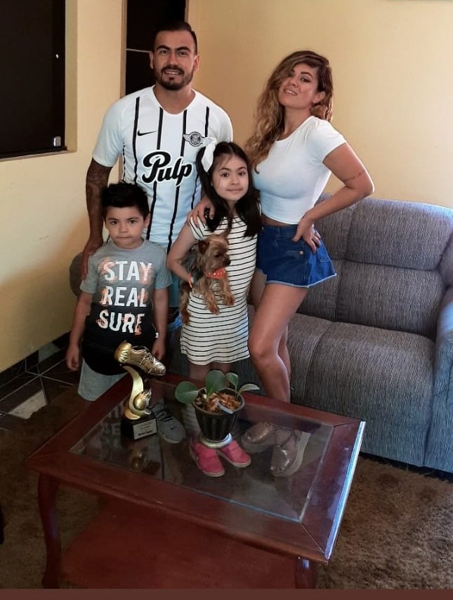 Manuel en compañía de sufamilia.