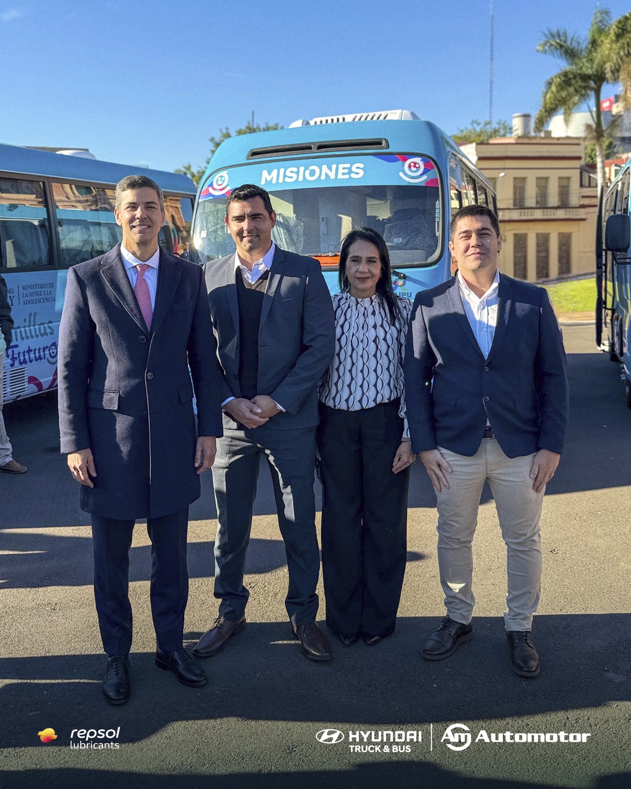 Fortaleciendo la educación, Automotor participó de la entrega de bibliobuses. Foto: gentileza