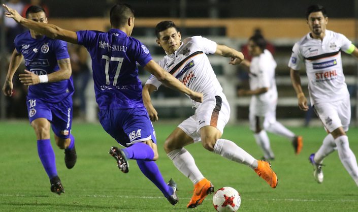 IVÁN VILLALBA. El futbolista danzarín (17) ensaya un disparo que al final no tuvo el destino que quería. Ambos equipos deben mejorar muchísimo.