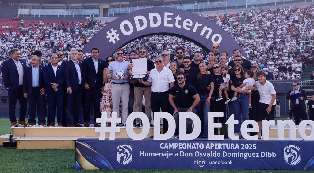 La familia Domínguez recibiendo el distintivo por parte de los dirigentes de la APF.