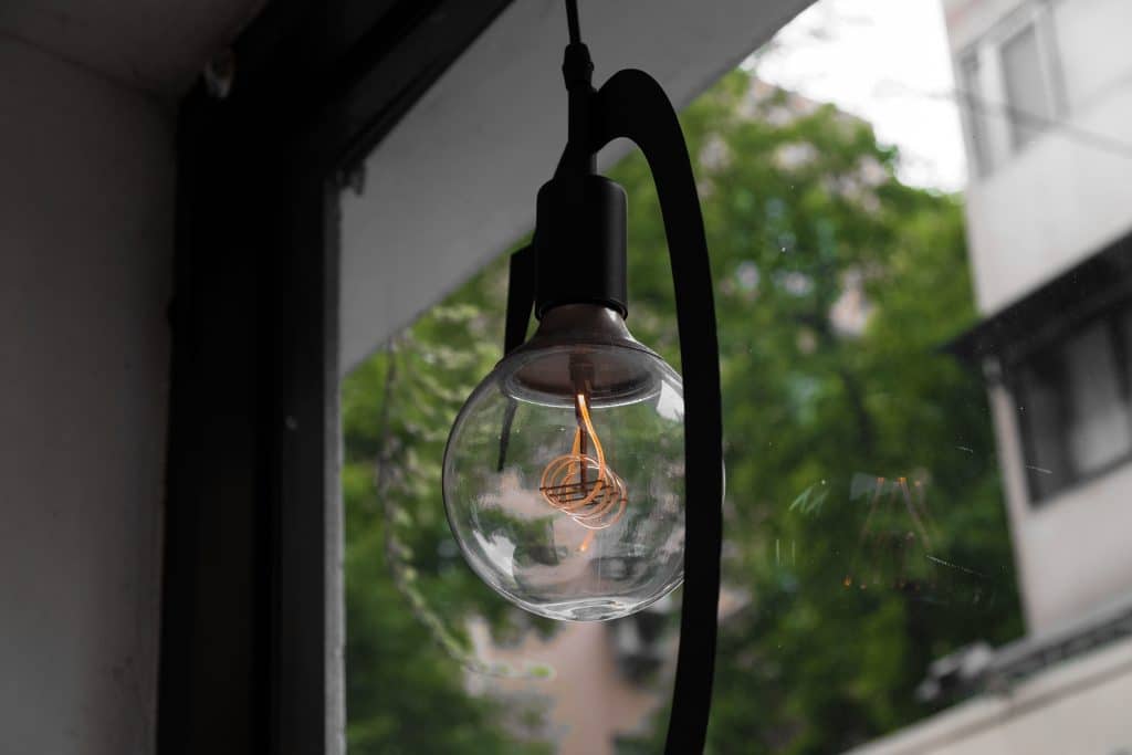 Apagar las luces que no son necesarias puede ayudar a bajar el consumo mensual
