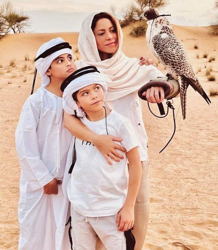 Shakira, con sus hermosos hijos, en el desierto, buscando encontrar la calma en esta Navidad. @shakira