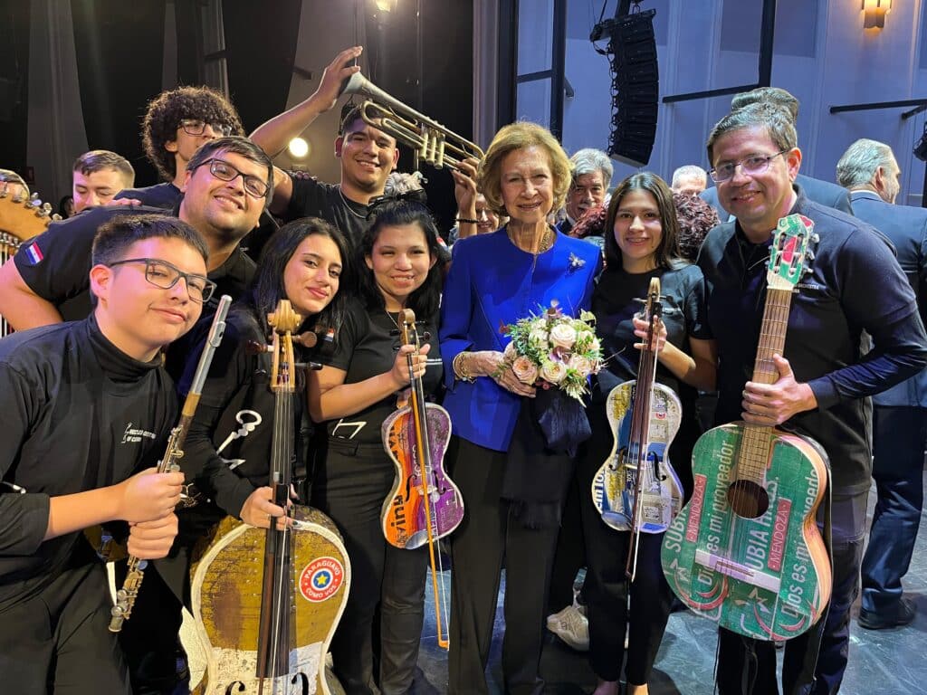 Integrantes de la Orquesta con lareina Sofía de Grecia. Foto Gentileza