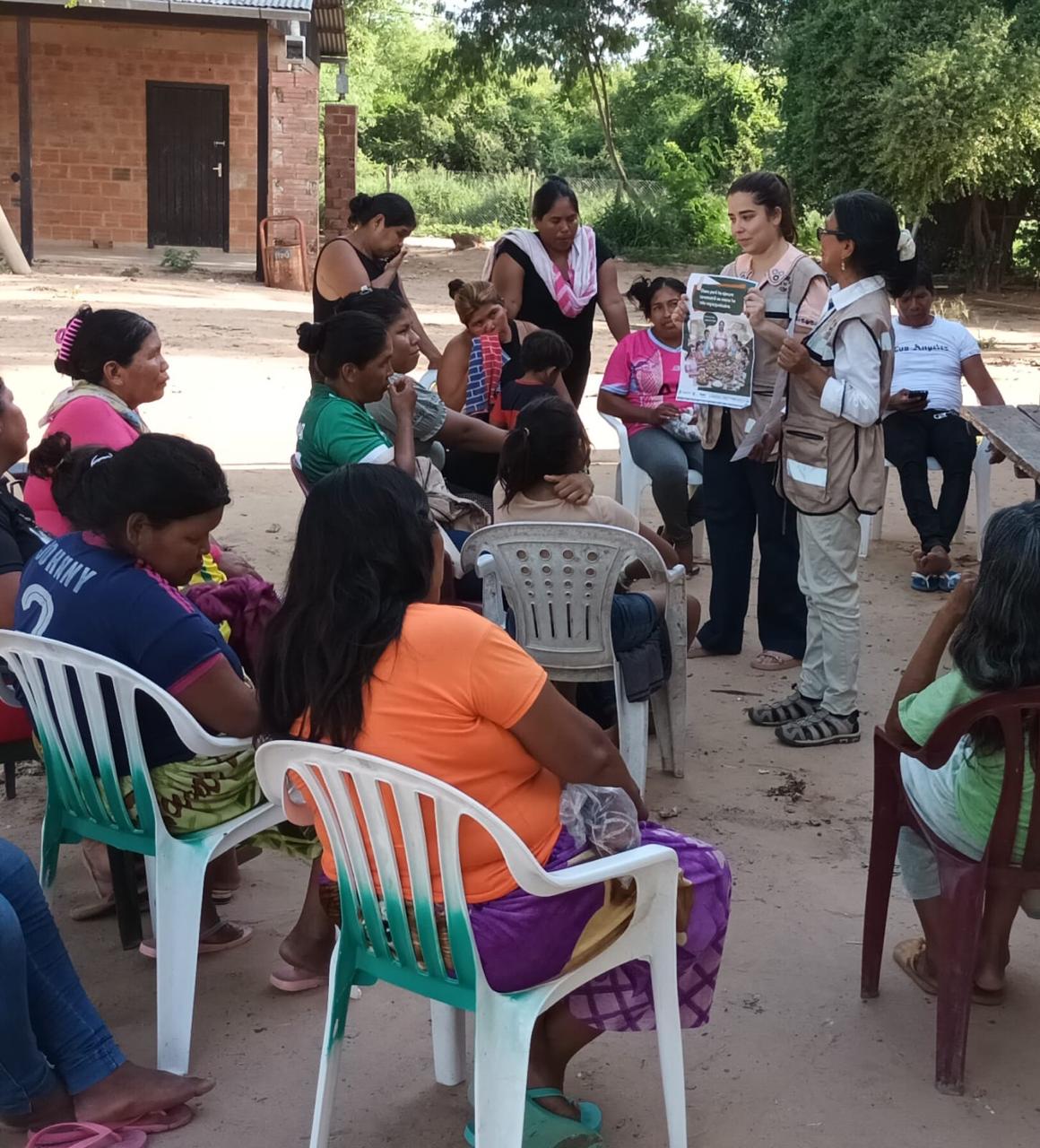 Mujeres nativas reciben información sobre educación sexual y autocuidado, mediante charlas y materiales audiovisuales elaborados en lengua nativa.