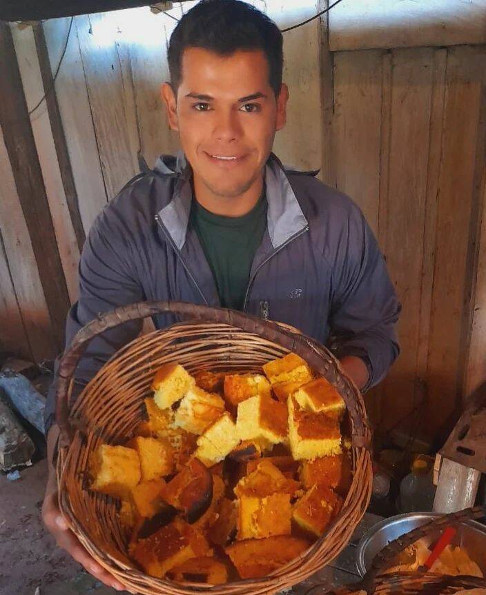 Guido Penayo mostrando la sopa paraguaya él preparó. De su archivo. @guidopenayopy