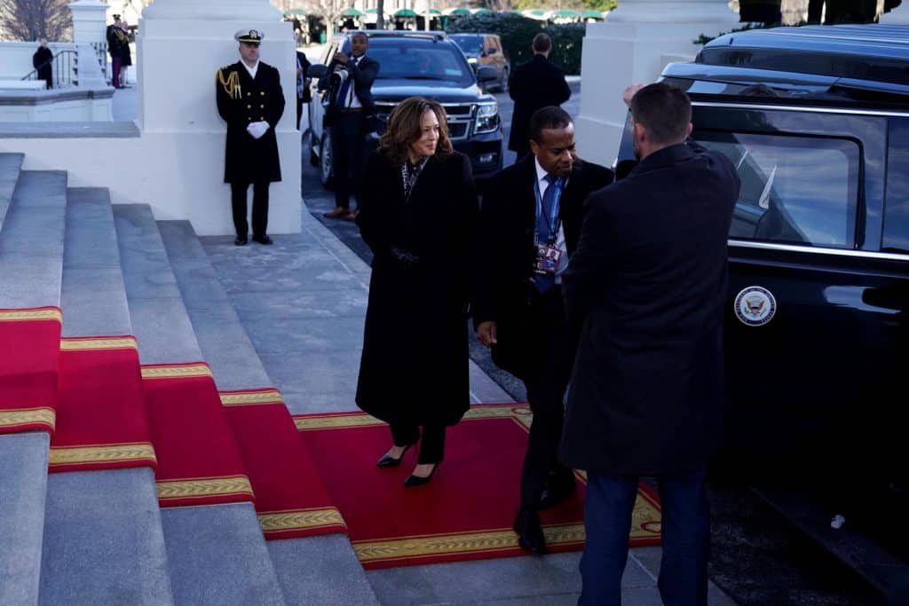 Kamala Harris llegó a la Casa Blanca para saludar a Donald Trump antes de su investidura como el 47.º presidente de EE.UU. Foto: EFE