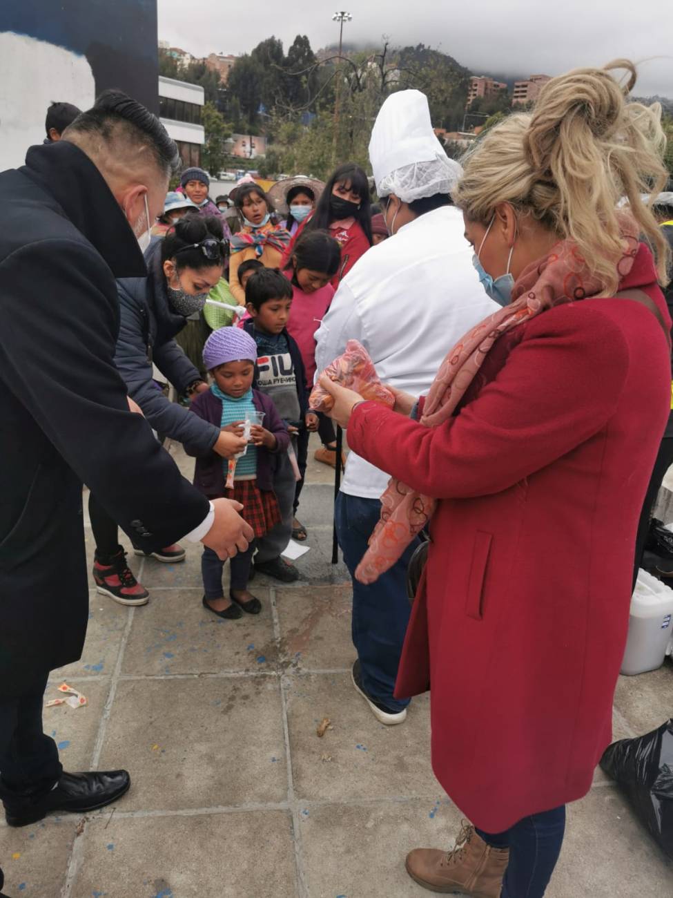 En 2021, la conductora alegró a 400 niños de Bolivia. (FOTO: Gentileza)