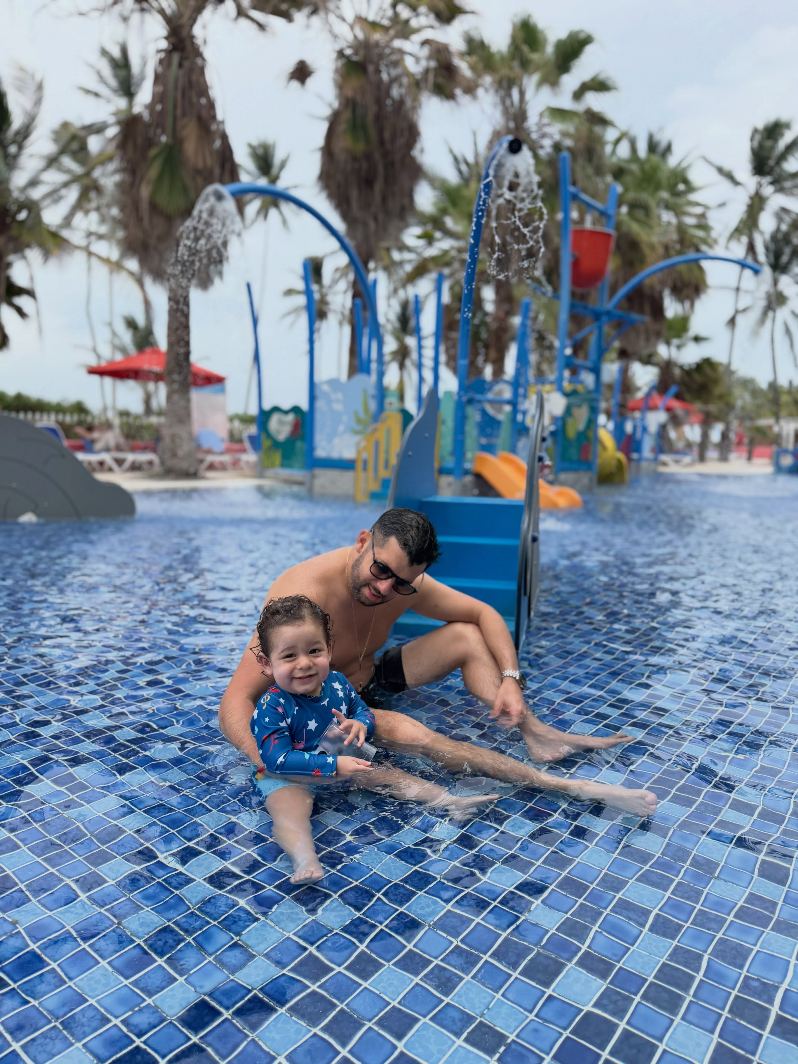 En el parque acuático el peque de la casa fue el más feliz del mundo.