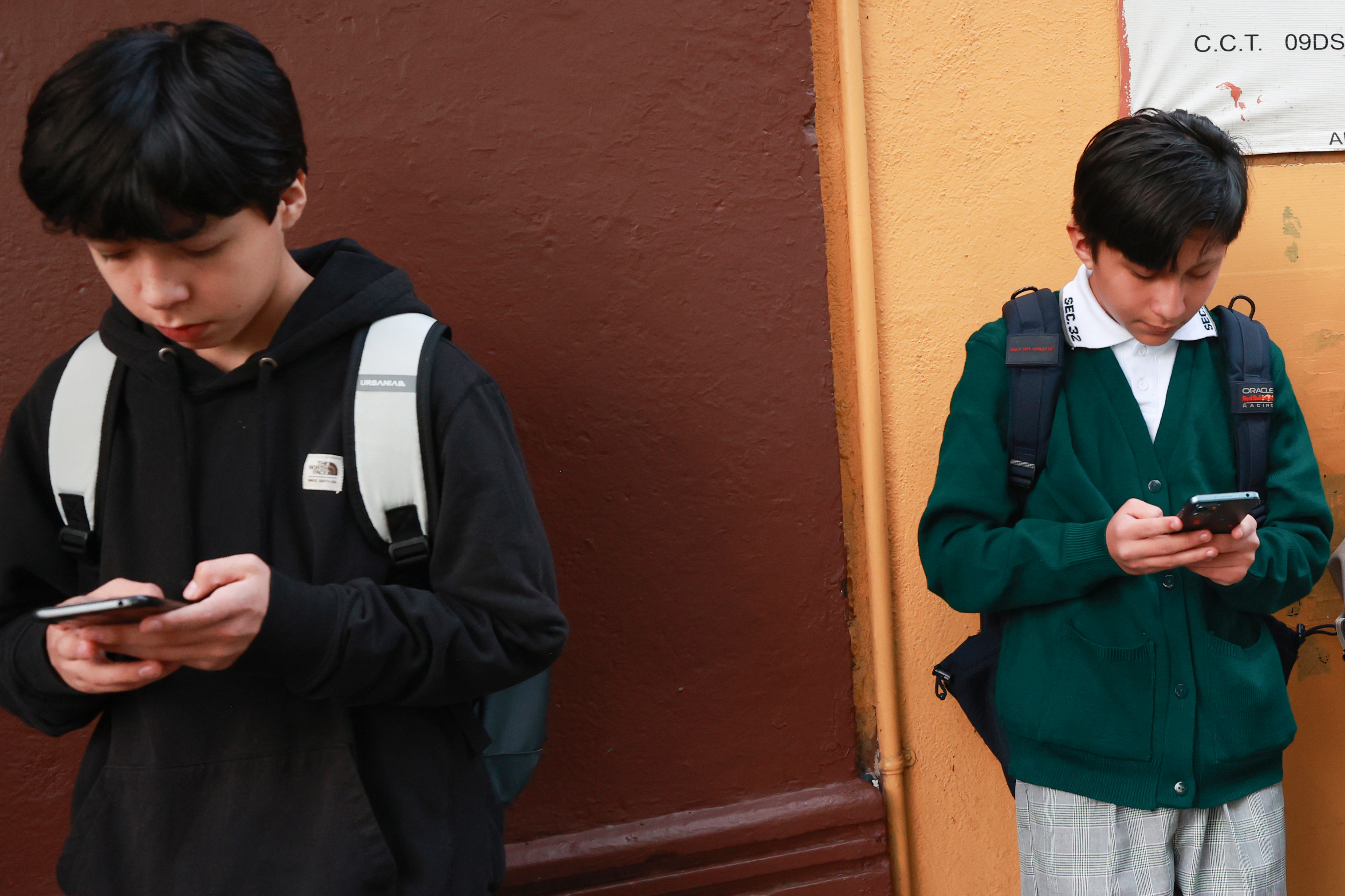 Imagen ilustrativa. Alumnos utilizan su teléfono celular, en una escuela primaria en Ciudad de México (México). Estudio PISA señala que el problema con los estudiantes no son tanto los dispositivos, sino el hecho de que los utilizan mucho tiempo para ocio.