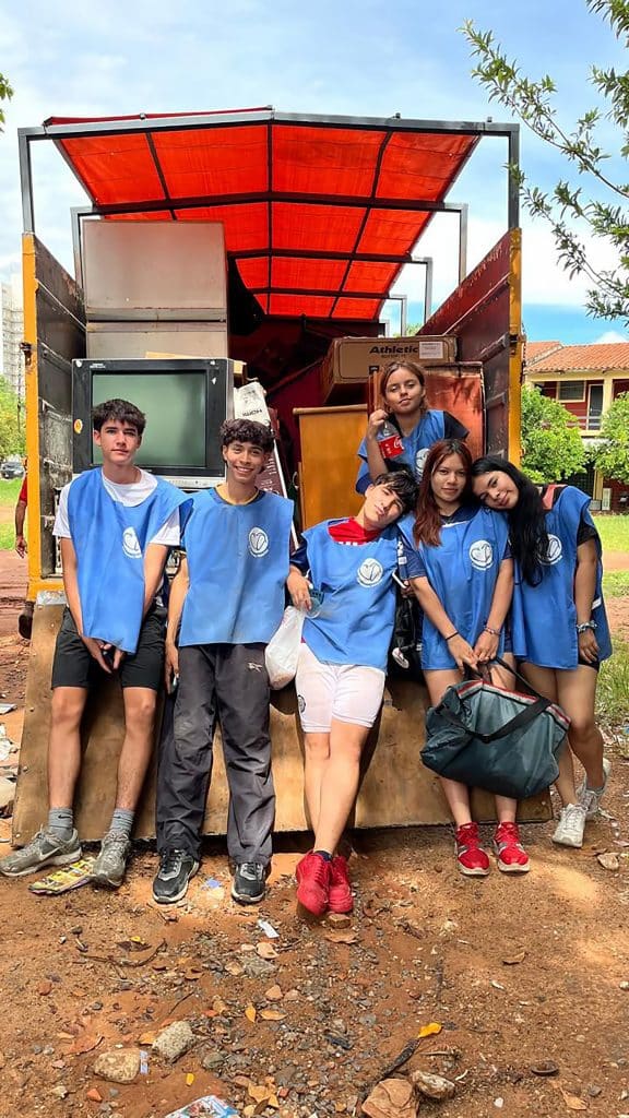 Voluntarios buscan ayudar a los niños y niñas de hogares de acogida y a los adultos mayores.