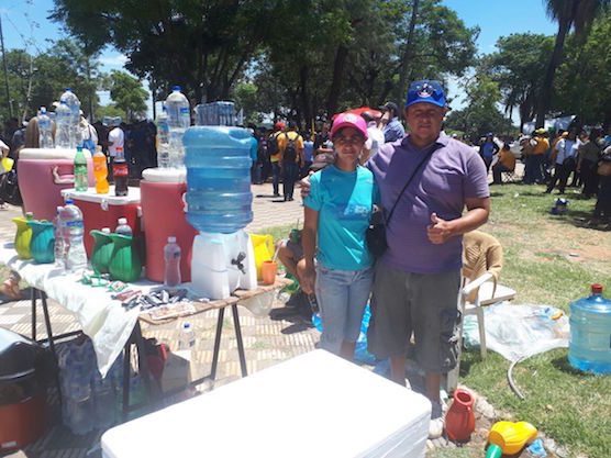 SACRIFICIO. David Giménez lleva 10 años con la venta de agua, gaseosa y tereré; su esposa la acompaña siempre.