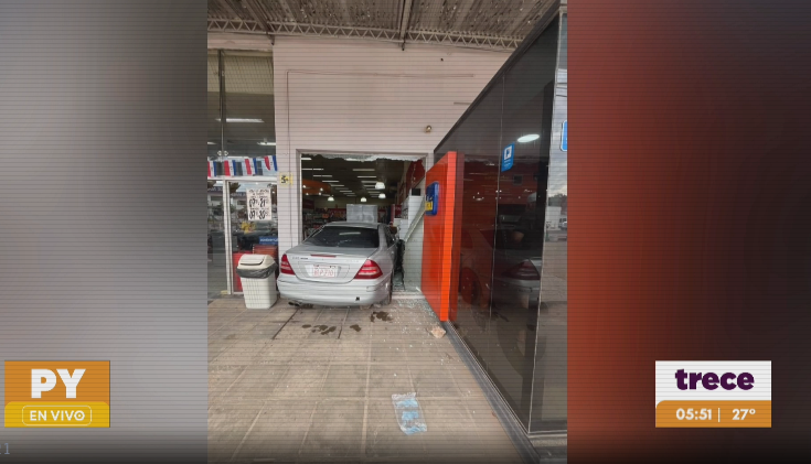 Así quedó el auto tras embestir contra la puerta principal del supermercado. Foto: Captura