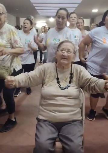 Esta señora llegó con muletas pero apenas pudo, se puso a bailar.