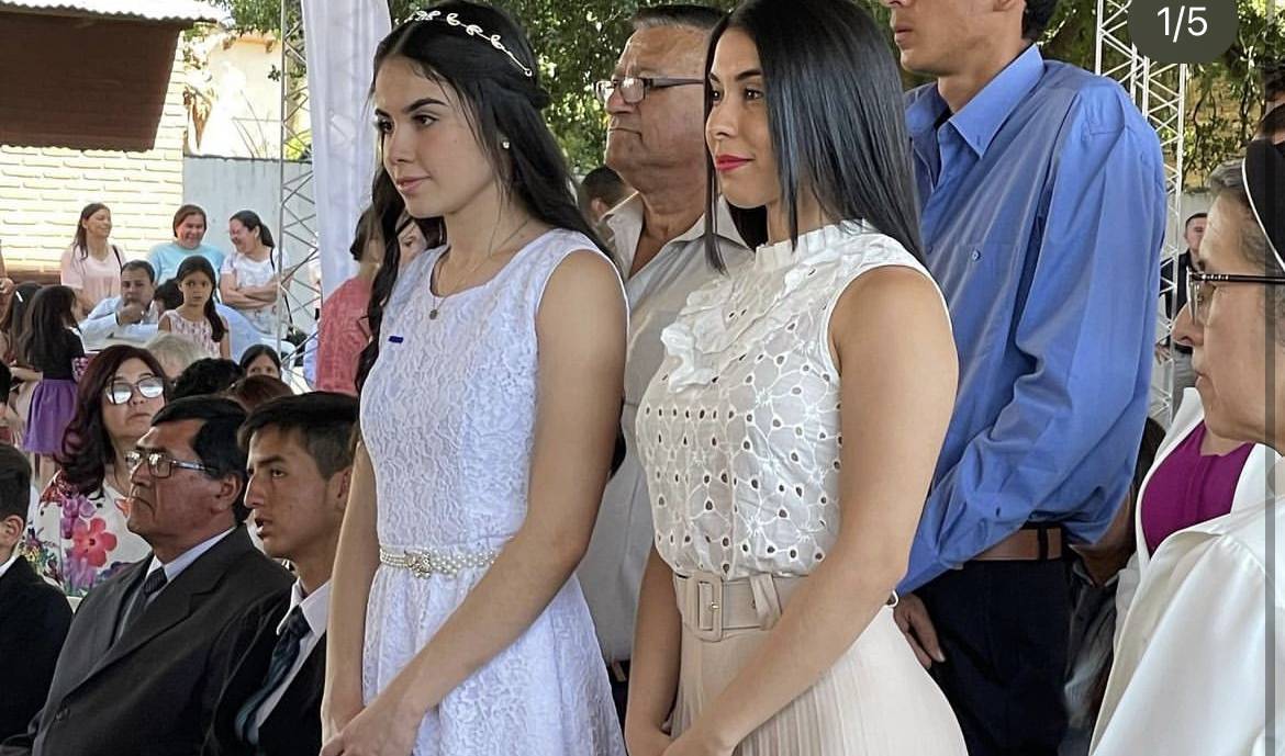 Rosy Alderete con su ahijada en la iglesia de Mbocayaty del Guairá. Hoy ya pudo ser madrina.