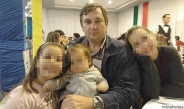 El docente disfruta en compañía de sus hijas.