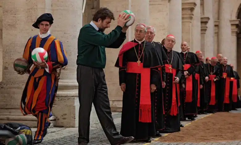 Convocana un psicólogo (el mismoMoretti)para que lo ayude a salir del pánico en que se encuentra, pero el cardenal elegido logra escaparse y se pierde en las calles deRoma.