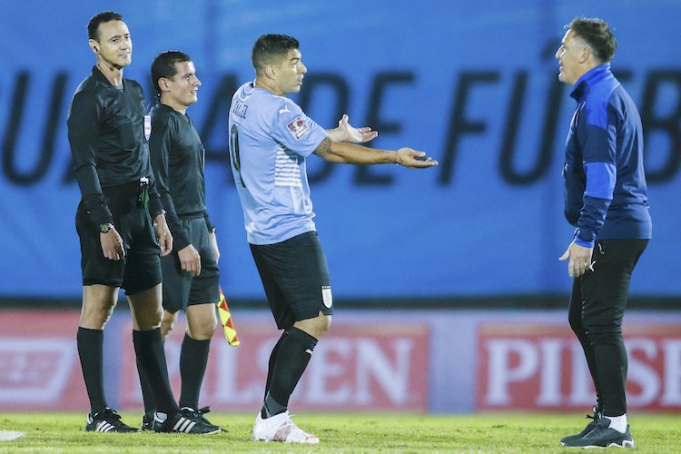 Luis Suárez le reclama algo a Eduardo Berizzo en un momento del partido.