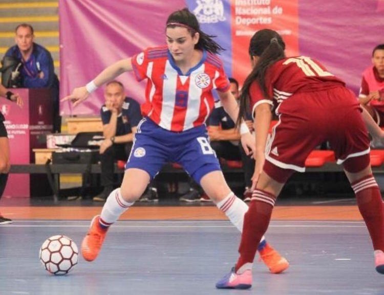 Lorena Brítez, defendiendo los colores de la sele paraguaya de futsal.