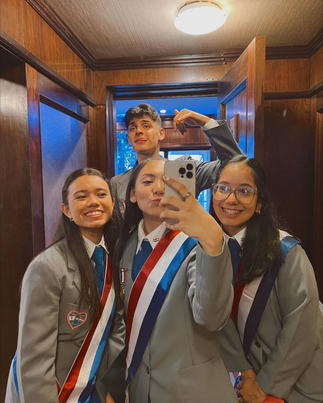 Jazmín del Paraguay con sus compas de cole.