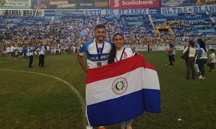 ORGULLO. Gustavo también llevóconsigo la bandera paraguaya.