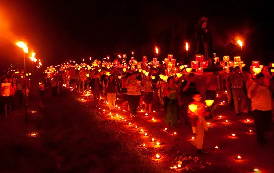 Estas luces marcan el camino delYvaga Rapépara la procesión, en la que se espera una gran concurrencia.