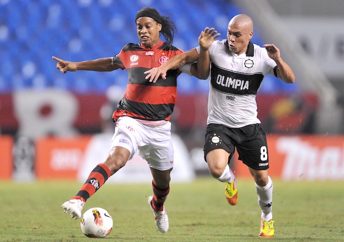 Acá Vladimir Marín jugando contra Ronaldinho, el día que hizo el gol para el 3 a 3 final ante Flamengo.