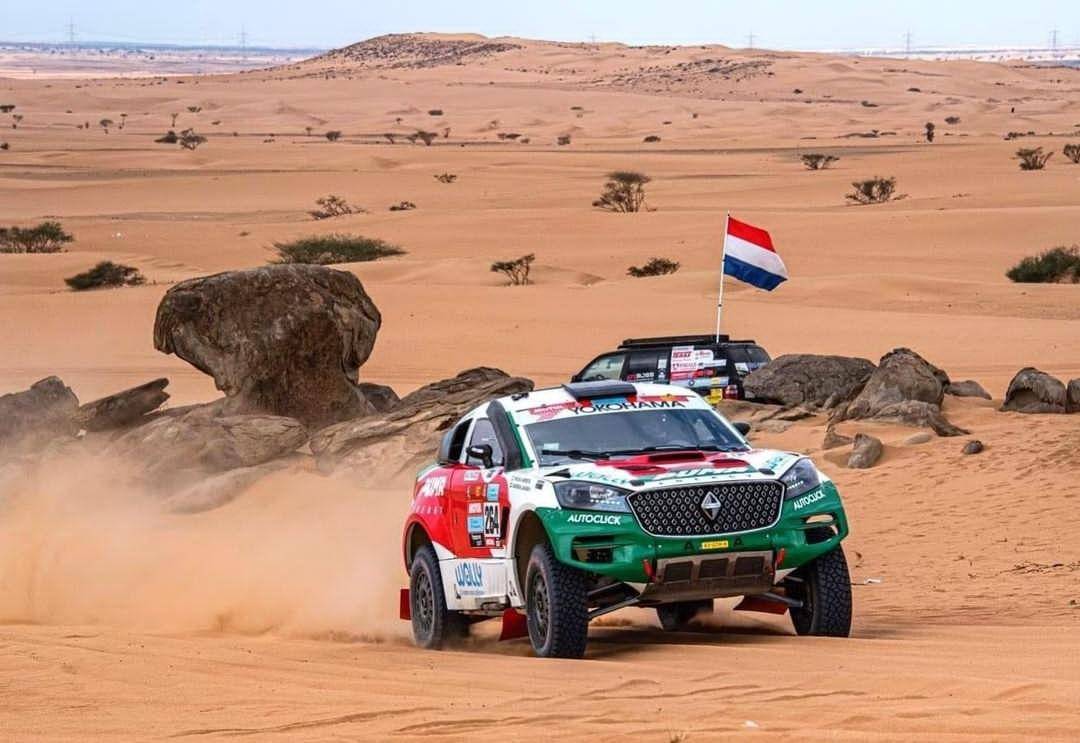 La compatriota llevando en alto la bandera guaraní en Arabia Saudita. Foto: @andrealafarjaracing