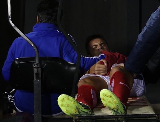 SENTIDO. Momento en el que Kevin fue retirado del cotejo ante el Inde.