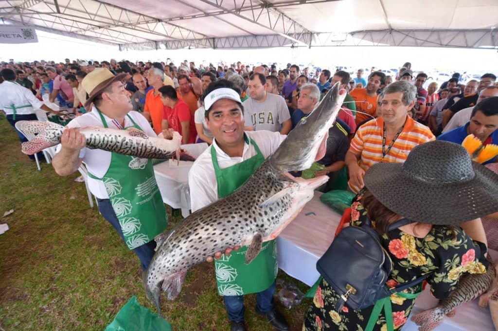 También recomiendadisminuir el uso de sal, cuidar el consumo de productos envasados, y asegurarse de mantener lacadena de frío en carnesy pescados.