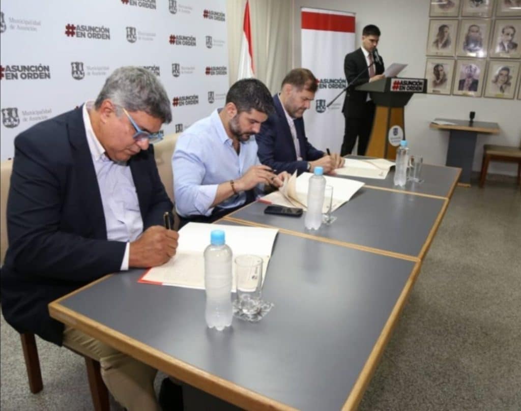 Santiago Ochipinti, Presidente de la CPB en ese momento, y Oscar Rodríguez, Intendente de Asunción, en la firma de los documentos para la concesión del predio para el Nuevo Estadio Comuneros.