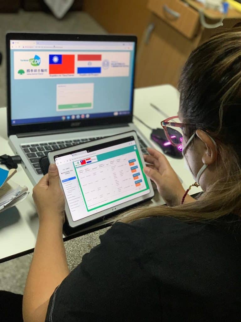 La conectividad llega además en áreas de la salud, con más de 1.100 establecimientosque registran, procesan consultas y dan seguimiento al paciente mediante el Sistema deInformación de Salud (HIS).