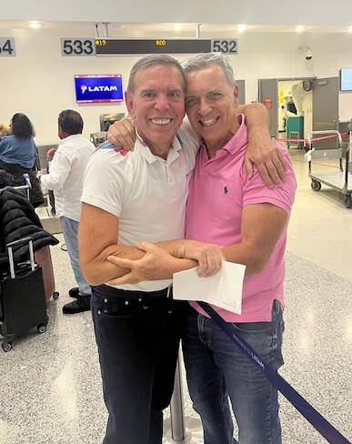 Juan Angel junto al ex cónsul paraguayo en Estados Unidos, Esteban Grillón. Gentileza