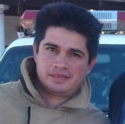 El bombero recomienda siempre tener a la vista a los niños, ante la menor duda no mover el auto.