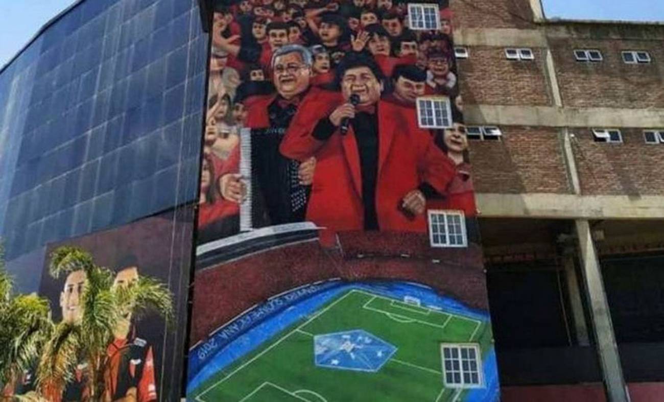 Así se veía el mural en el estadio del Colón con la banda de cumbia en La Nueva Olla. TN