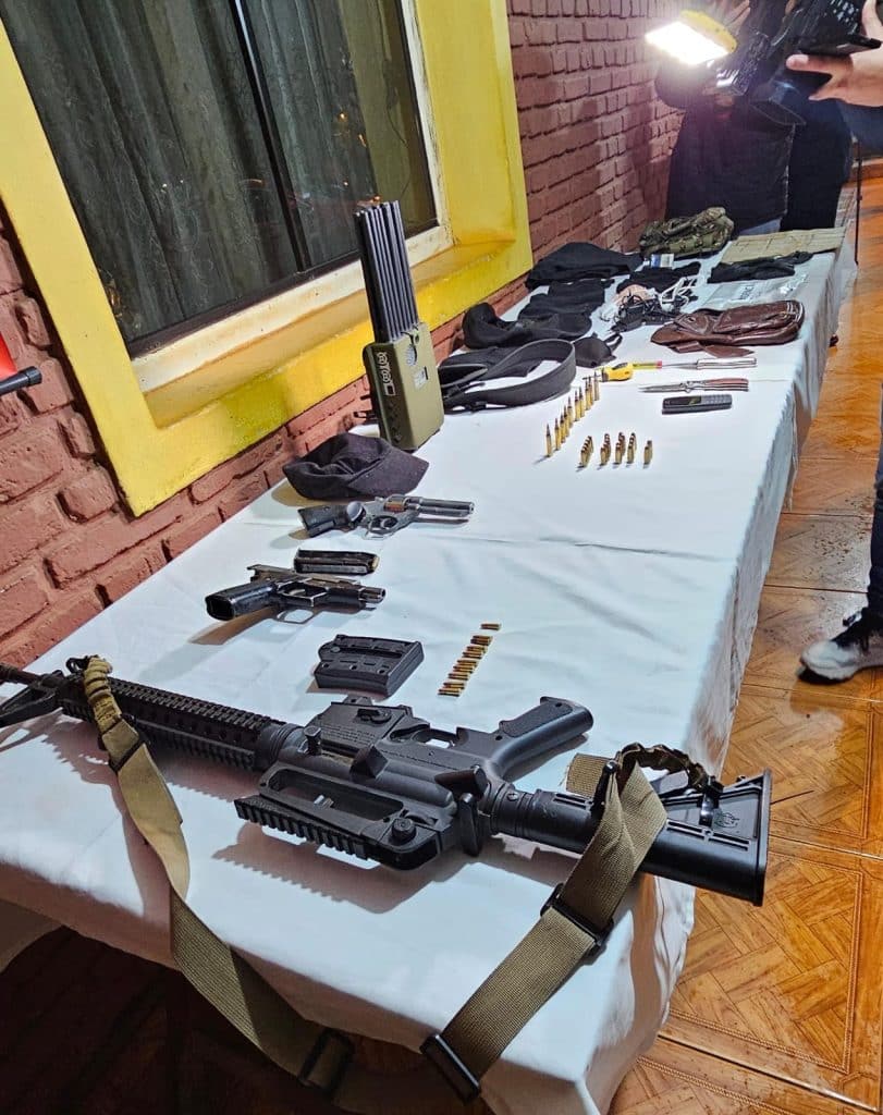 Las armas decomisadas luego del enfrentamiento quedaron en la comisaria 27 de Hernandarias por disposición de la agente fiscal interviniente Natalia Montania de la ciudad de Hernandarias.