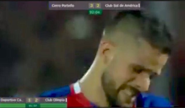 AÚN SE JUGABA. El partido no terminaba y Aguilar ya estaba quebrado.