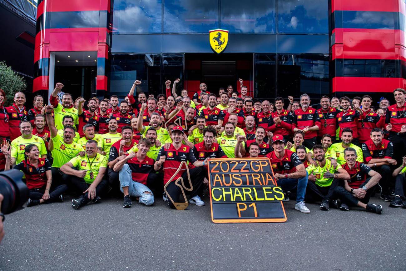 El festejo del equipo Ferrari al final de la carrera. FOTO @ScuderiaFerrari