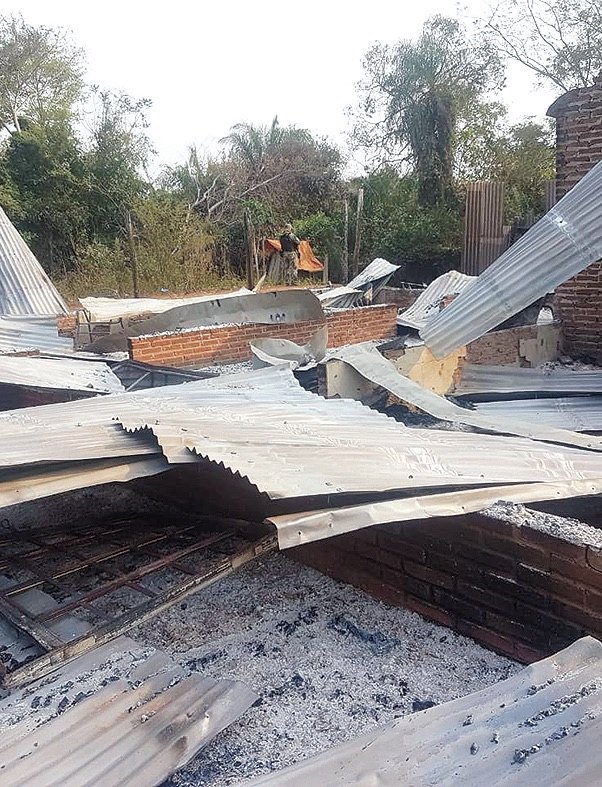 Chalái quedó el retiro incendiado por los desconocidos.