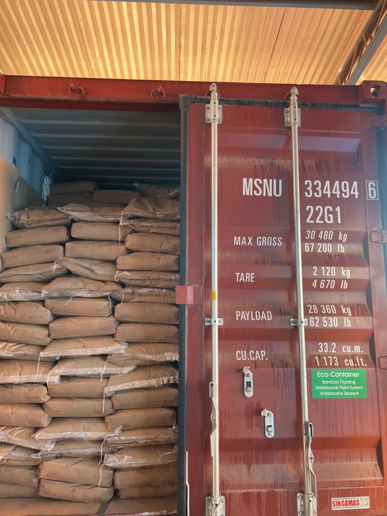 El azúcar orgánica se encuentra en un container, listo para su exportación.